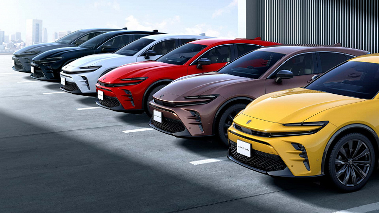 Крупнее, мощнее и намного современнее RAV4, но и дороже. В Японии стартовали продажи новейшего кроссовера Toyota Crown Sport